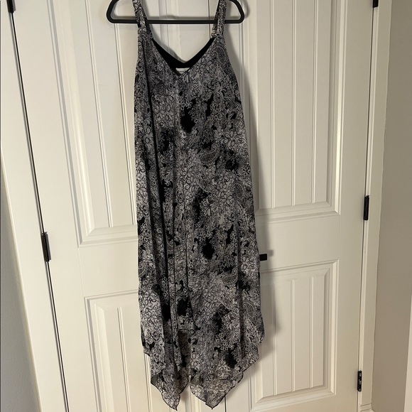 Emma & Michele Dresses & Skirts - Emma & Michele Black &  White Floral Asymmetrical Sleeveless Sun Dress Size 1X